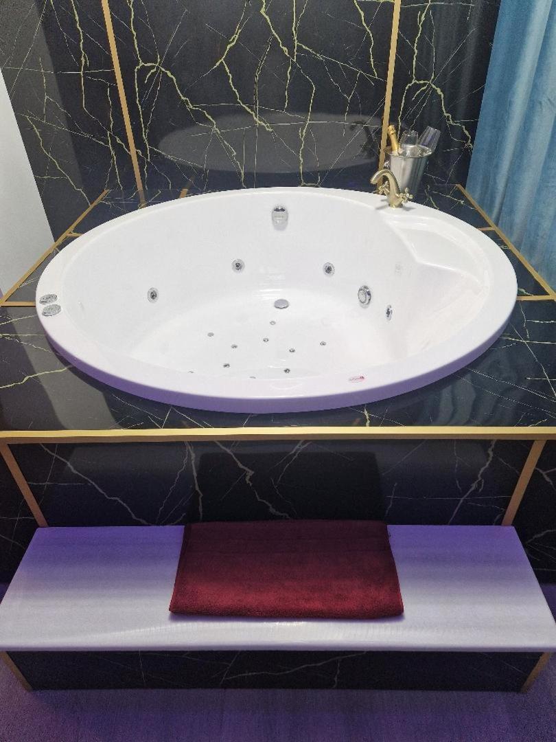 Afi Discret Jacuzzi Apartment Букурещ Екстериор снимка